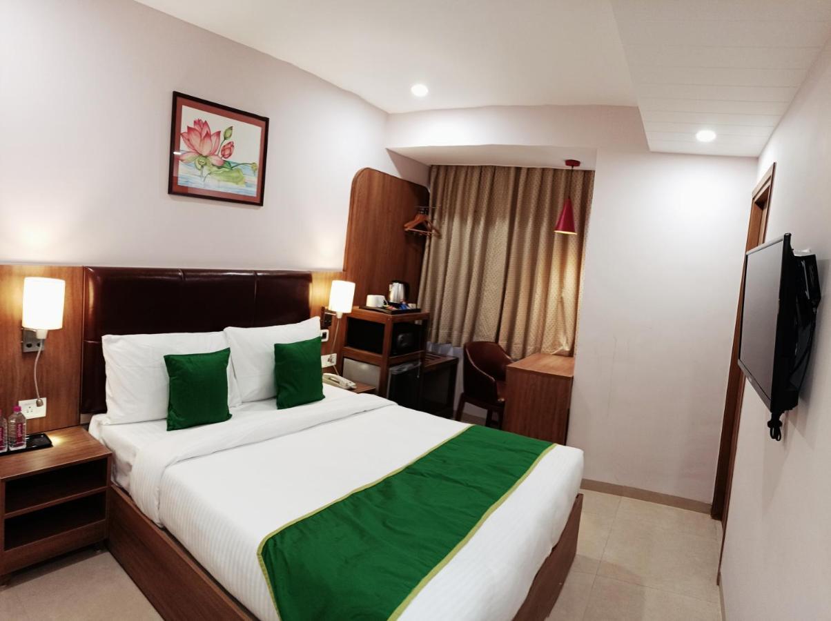 The Beacon Hotel Vadodara Exterior photo