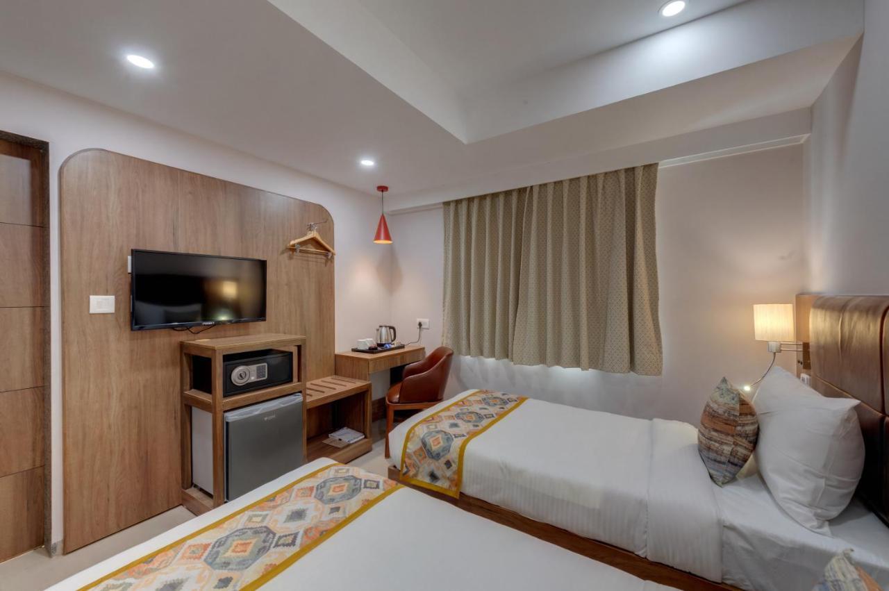 The Beacon Hotel Vadodara Exterior photo